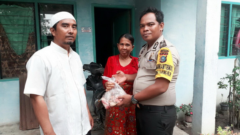 Polsek Tapung Hilir Bagikan Daging Qurban Kepada Warga